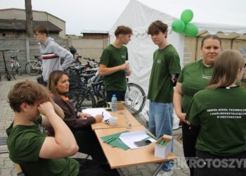 Grochówka, strzelanie i wojskowe wyzwania. Tłumy młodzieży na pikniku w ZSTO