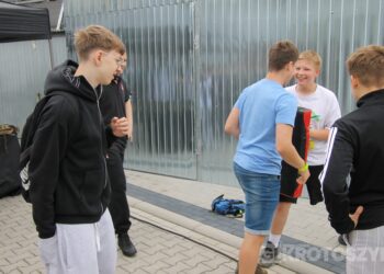 Grochówka, strzelanie i wojskowe wyzwania. Tłumy młodzieży na pikniku w ZSTO
