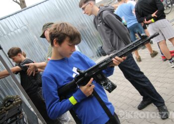 Grochówka, strzelanie i wojskowe wyzwania. Tłumy młodzieży na pikniku w ZSTO