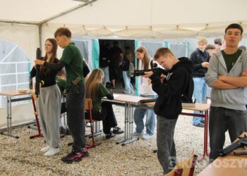 Grochówka, strzelanie i wojskowe wyzwania. Tłumy młodzieży na pikniku w ZSTO