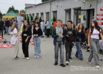 Grochówka, strzelanie i wojskowe wyzwania. Tłumy młodzieży na pikniku w ZSTO