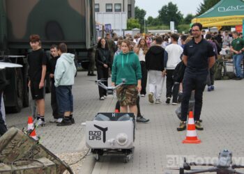 Grochówka, strzelanie i wojskowe wyzwania. Tłumy młodzieży na pikniku w ZSTO