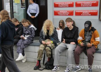Grochówka, strzelanie i wojskowe wyzwania. Tłumy młodzieży na pikniku w ZSTO