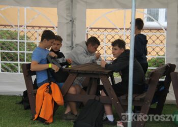 Grochówka, strzelanie i wojskowe wyzwania. Tłumy młodzieży na pikniku w ZSTO
