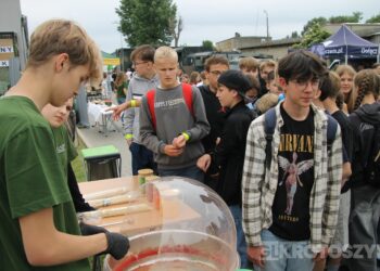 Grochówka, strzelanie i wojskowe wyzwania. Tłumy młodzieży na pikniku w ZSTO