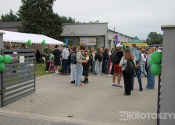 Grochówka, strzelanie i wojskowe wyzwania. Tłumy młodzieży na pikniku w ZSTO