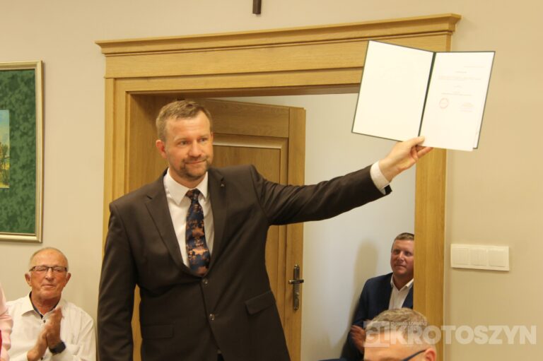 Oficjalne zaprzysiężenie podczas nadzwyczajnej sesji. Piotr Osuch nowym burmistrzem Koźmina Wielkopolskiego