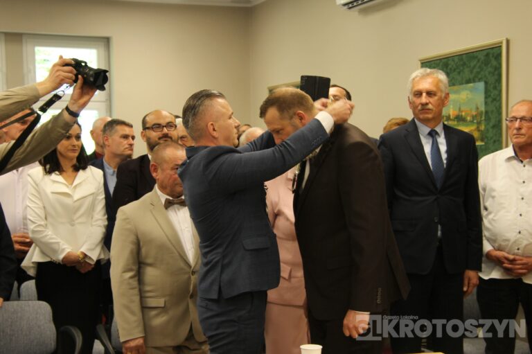 Oficjalne zaprzysiężenie podczas nadzwyczajnej sesji. Piotr Osuch nowym burmistrzem Koźmina Wielkopolskiego