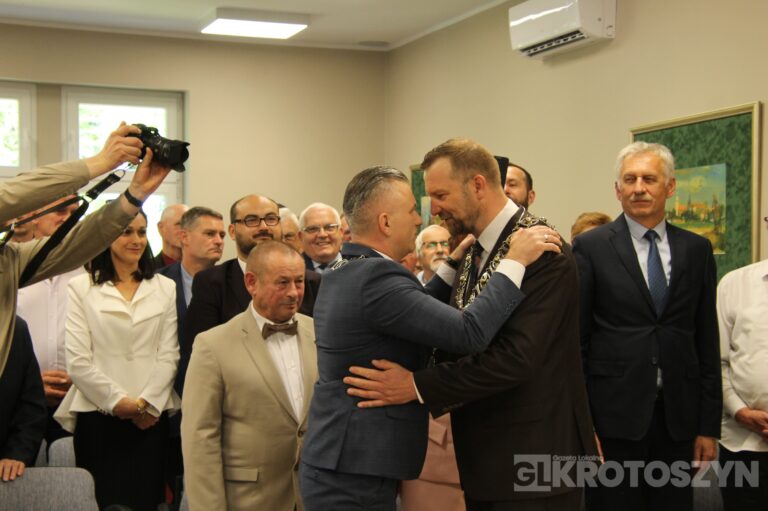 Oficjalne zaprzysiężenie podczas nadzwyczajnej sesji. Piotr Osuch nowym burmistrzem Koźmina Wielkopolskiego