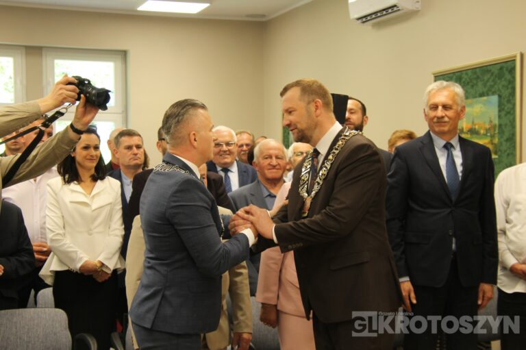 Oficjalne zaprzysiężenie podczas nadzwyczajnej sesji. Piotr Osuch nowym burmistrzem Koźmina Wielkopolskiego