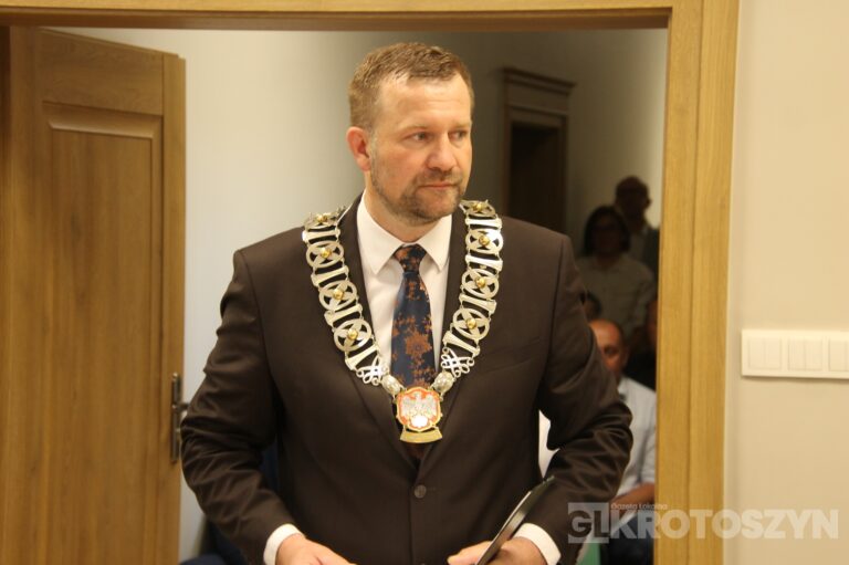Oficjalne zaprzysiężenie podczas nadzwyczajnej sesji. Piotr Osuch nowym burmistrzem Koźmina Wielkopolskiego
