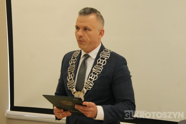 Oficjalne zaprzysiężenie podczas nadzwyczajnej sesji. Piotr Osuch nowym burmistrzem Koźmina Wielkopolskiego