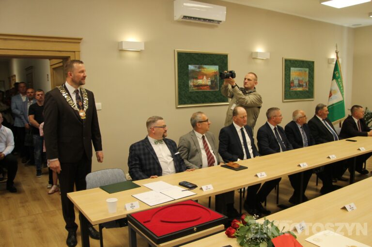 Oficjalne zaprzysiężenie podczas nadzwyczajnej sesji. Piotr Osuch nowym burmistrzem Koźmina Wielkopolskiego