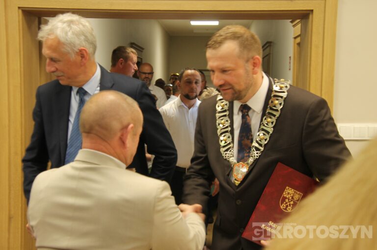 Oficjalne zaprzysiężenie podczas nadzwyczajnej sesji. Piotr Osuch nowym burmistrzem Koźmina Wielkopolskiego