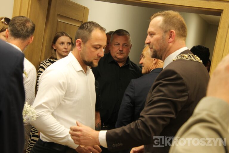 Oficjalne zaprzysiężenie podczas nadzwyczajnej sesji. Piotr Osuch nowym burmistrzem Koźmina Wielkopolskiego