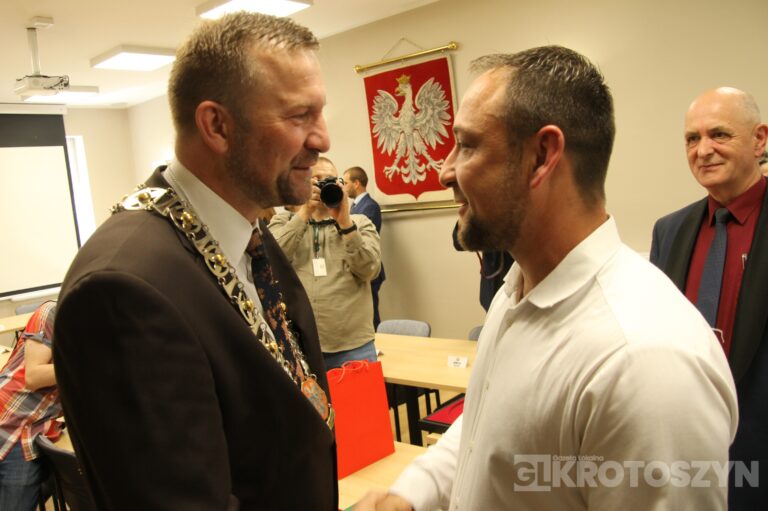 Oficjalne zaprzysiężenie podczas nadzwyczajnej sesji. Piotr Osuch nowym burmistrzem Koźmina Wielkopolskiego