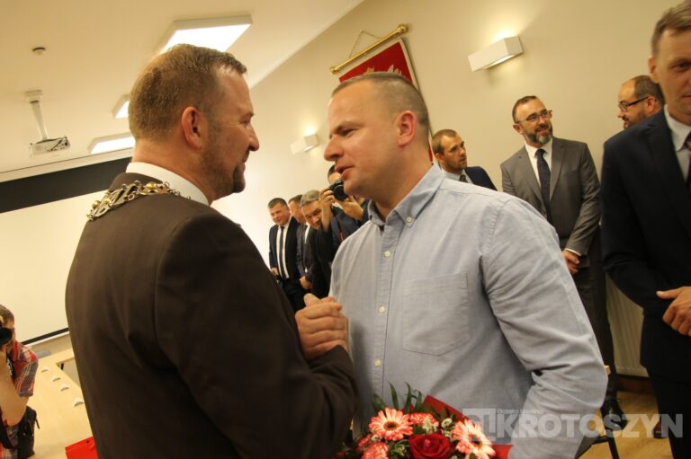 Oficjalne zaprzysiężenie podczas nadzwyczajnej sesji. Piotr Osuch nowym burmistrzem Koźmina Wielkopolskiego