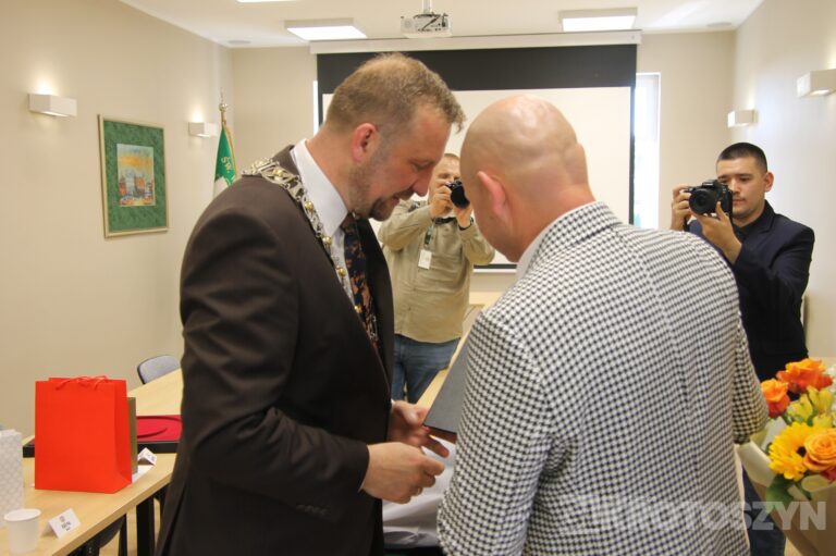Oficjalne zaprzysiężenie podczas nadzwyczajnej sesji. Piotr Osuch nowym burmistrzem Koźmina Wielkopolskiego