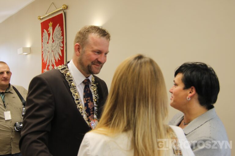 Oficjalne zaprzysiężenie podczas nadzwyczajnej sesji. Piotr Osuch nowym burmistrzem Koźmina Wielkopolskiego