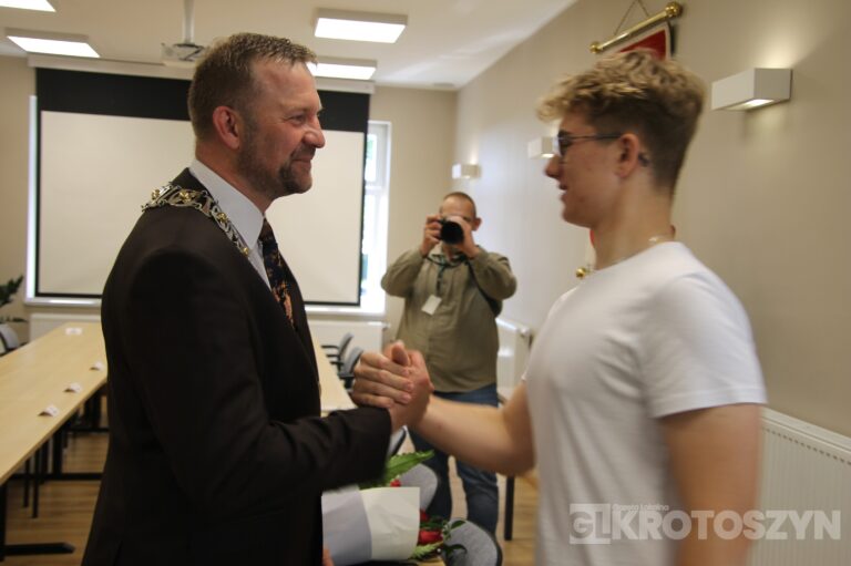 Oficjalne zaprzysiężenie podczas nadzwyczajnej sesji. Piotr Osuch nowym burmistrzem Koźmina Wielkopolskiego