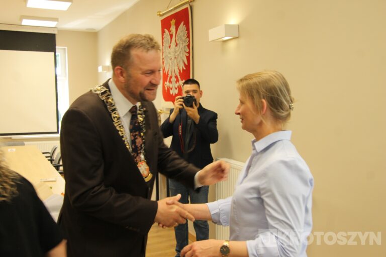 Oficjalne zaprzysiężenie podczas nadzwyczajnej sesji. Piotr Osuch nowym burmistrzem Koźmina Wielkopolskiego