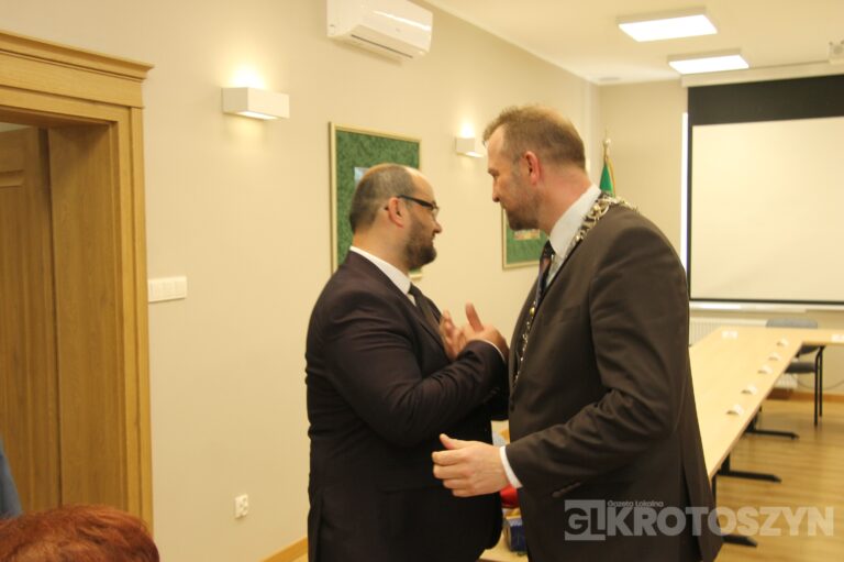 Oficjalne zaprzysiężenie podczas nadzwyczajnej sesji. Piotr Osuch nowym burmistrzem Koźmina Wielkopolskiego