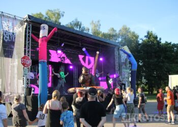 Mocne brzmienia i widowiskowy spektakl na Błoniach. No Longer Music zagrał w Krotoszynie