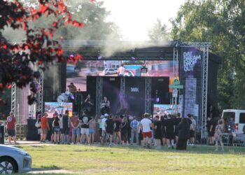 Mocne brzmienia i widowiskowy spektakl na Błoniach. No Longer Music zagrał w Krotoszynie