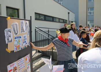 Podróż dookoła świata w „Ósemce”. Festyn szkolny pełen atrakcji