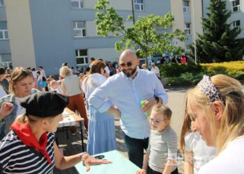 Podróż dookoła świata w „Ósemce”. Festyn szkolny pełen atrakcji