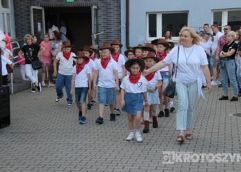 Podróż dookoła świata w „Ósemce”. Festyn szkolny pełen atrakcji
