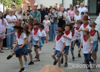 Podróż dookoła świata w „Ósemce”. Festyn szkolny pełen atrakcji