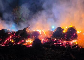 Nocny pożar stodoły w Koźminie Wielkopolskim. Strażacy walczyli z ogniem ponad siedem godzin Nocny pożar stodoły w Koźminie Wielkopolskim. Strażacy walczyli z ogniem ponad siedem godzin