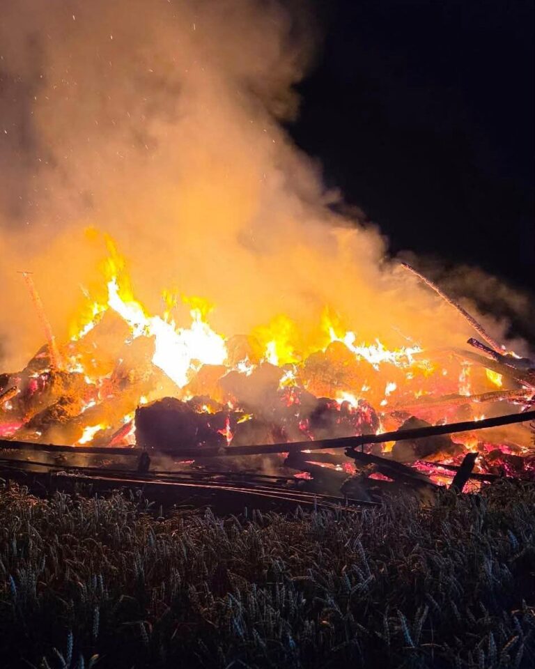 Nocny pożar stodoły w Koźminie Wielkopolskim. Strażacy walczyli z ogniem ponad siedem godzin