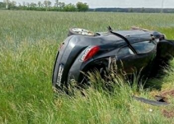 Chciała uniknąć zderzenia. Chwilę później jej auto dachowało w Lutogniewie Chciała uniknąć zderzenia. Chwilę później jej auto dachowało w Lutogniewie