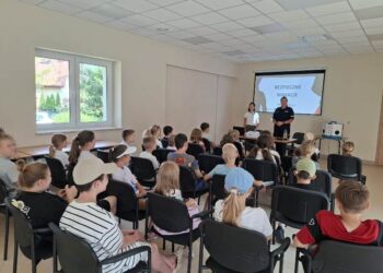 Policjanci przypominają dzieciom, jak bezpiecznie spędzić wakacje