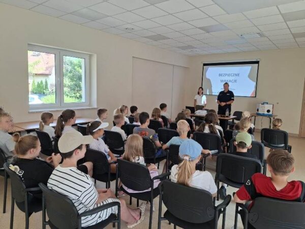 Policjanci przypominają dzieciom, jak bezpiecznie spędzić wakacje Policjanci przypominają dzieciom, jak bezpiecznie spędzić wakacje