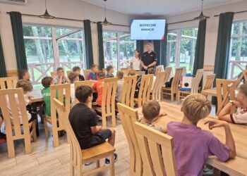 Policjanci przypominają dzieciom, jak bezpiecznie spędzić wakacje