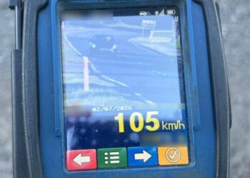 105 km/h w terenie zabudowanym. Kierowca stracił prawo jazdy