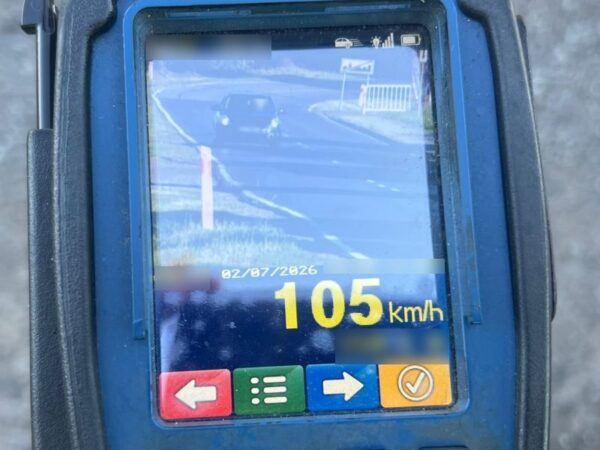 105 km/h w terenie zabudowanym. Kierowca stracił prawo jazdy