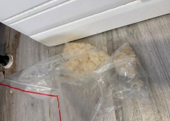 30-latek aresztowany po strzałach z broni pneumatycznej. Policja znalazła ponad 2,4 kg narkotyków