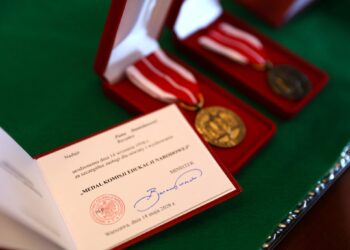 Wicestarosta krotoszyński z prestiżowym odznaczeniem. Medal Komisji Edukacji Narodowej wręczony w Poznaniu