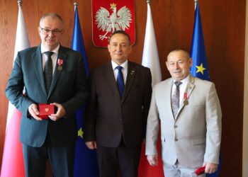 Wicestarosta krotoszyński z prestiżowym odznaczeniem. Medal Komisji Edukacji Narodowej wręczony w Poznaniu