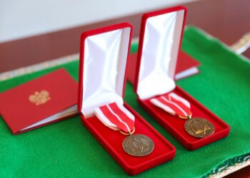 Wicestarosta krotoszyński z prestiżowym odznaczeniem. Medal Komisji Edukacji Narodowej wręczony w Poznaniu