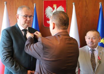 Wicestarosta krotoszyński z prestiżowym odznaczeniem. Medal Komisji Edukacji Narodowej wręczony w Poznaniu