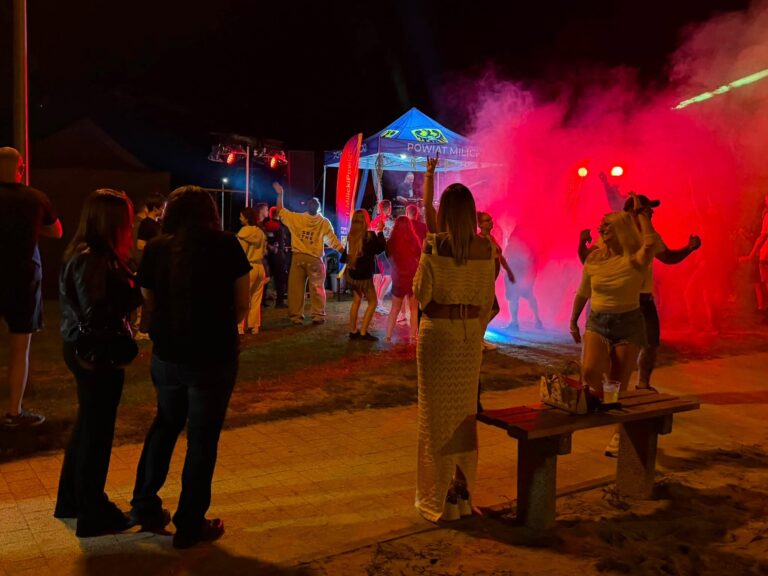 Plaża nad zalewem zamieniła się w taneczny parkiet