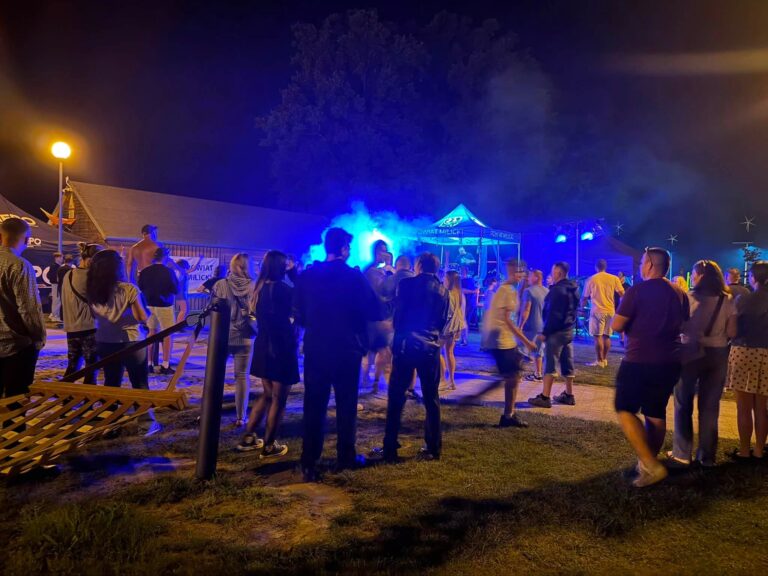 Plaża nad zalewem zamieniła się w taneczny parkiet