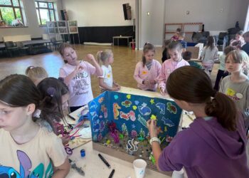 Dzieci stworzyły kolorową rafę koralową