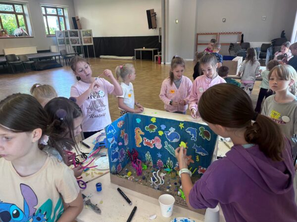 Dzieci stworzyły kolorową rafę koralową Dzieci stworzyły kolorową rafę koralową