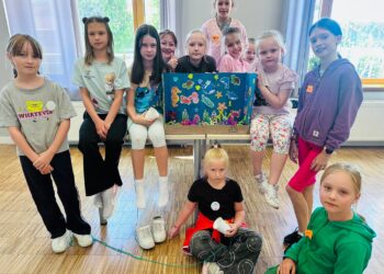 Dzieci stworzyły kolorową rafę koralową